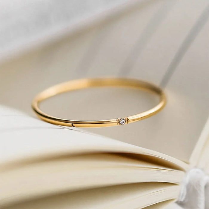Minimalistischer Goldring mit zarten Diamanten