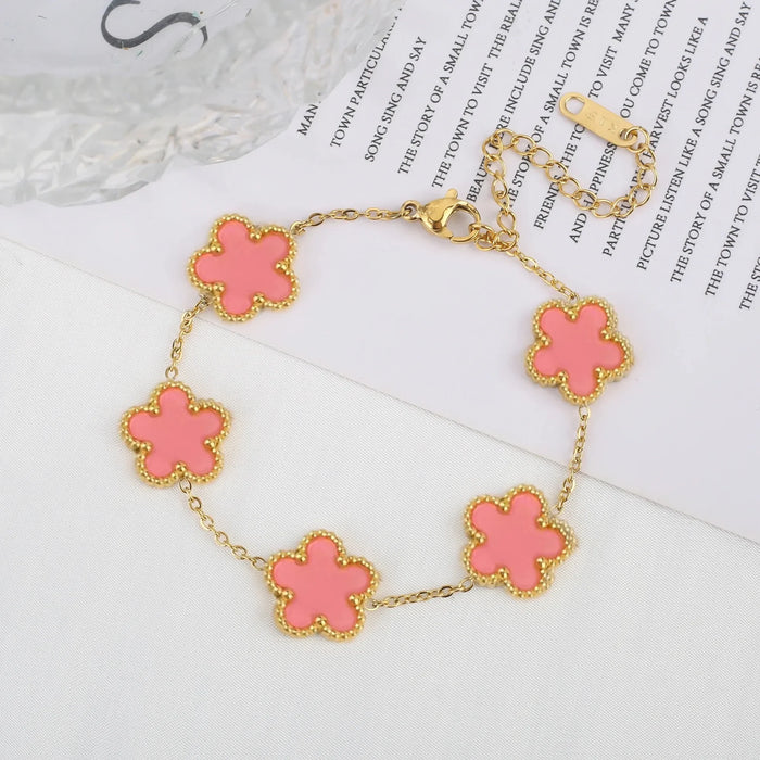 Goldenes Armband mit bunten Kleeblatt-Anhängern