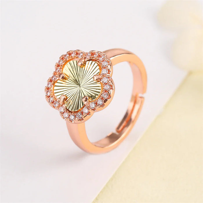 Blumenförmiger Einstellbarer Ring mit Emaille-Inlay und Zirkonia