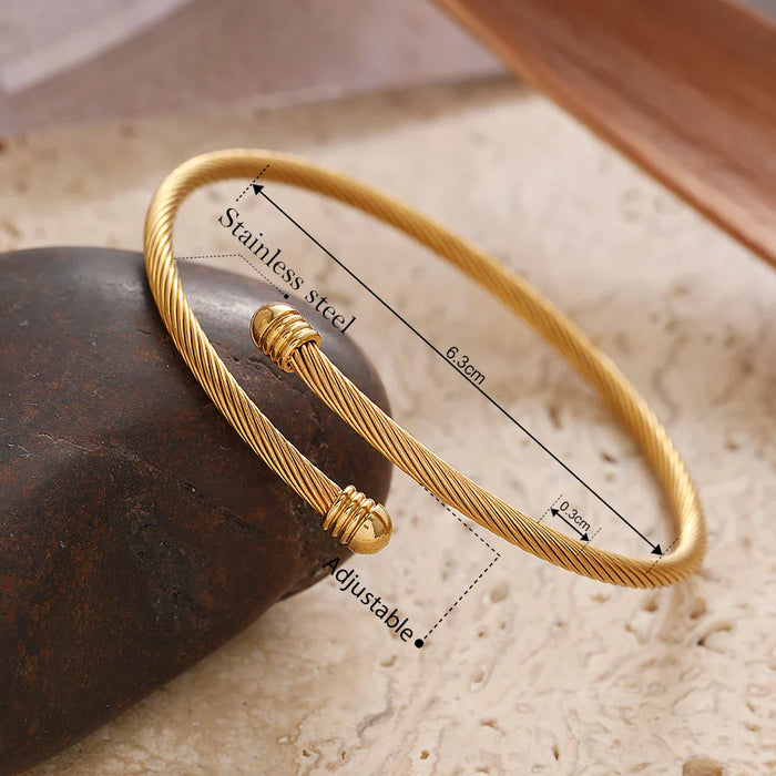Elegantes gedrehtes Armreif-Armband in Gold