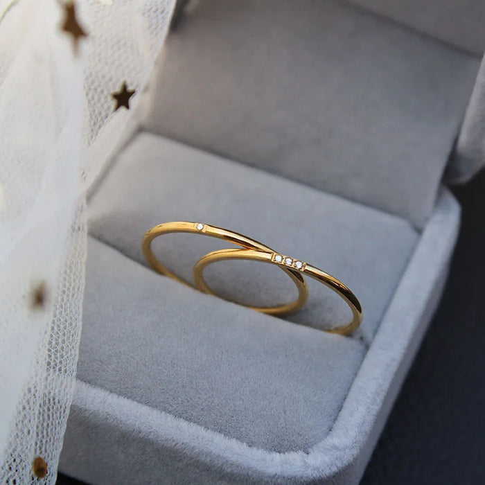 Minimalistischer Goldring mit zarten Diamanten