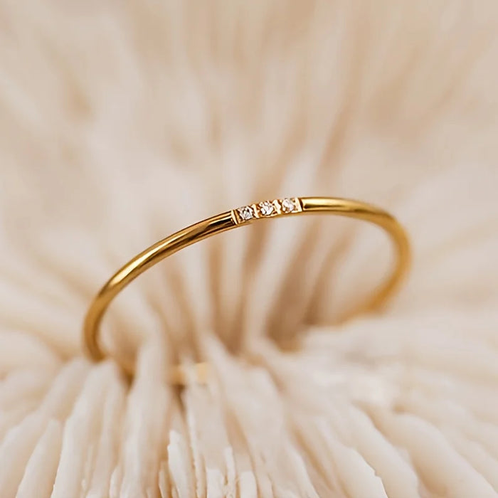 Minimalistischer Goldring mit zarten Diamanten