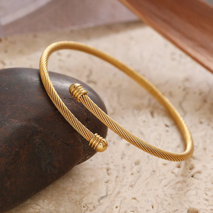 Elegantes gedrehtes Armreif-Armband in Gold