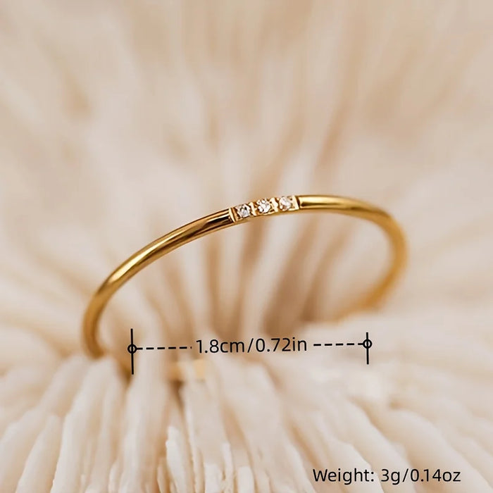 Minimalistischer Goldring mit zarten Diamanten