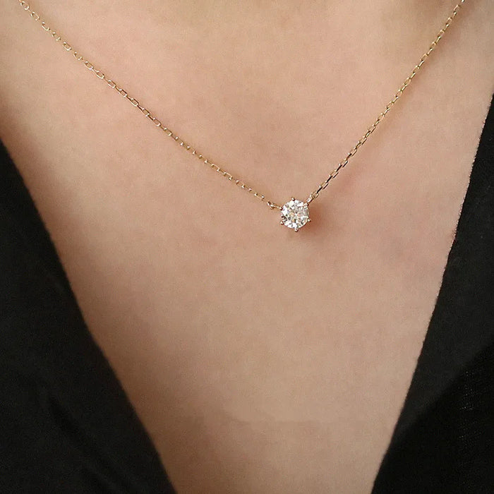 Minimalistische Halskette mit funkelndem Solitaire-Kristall
