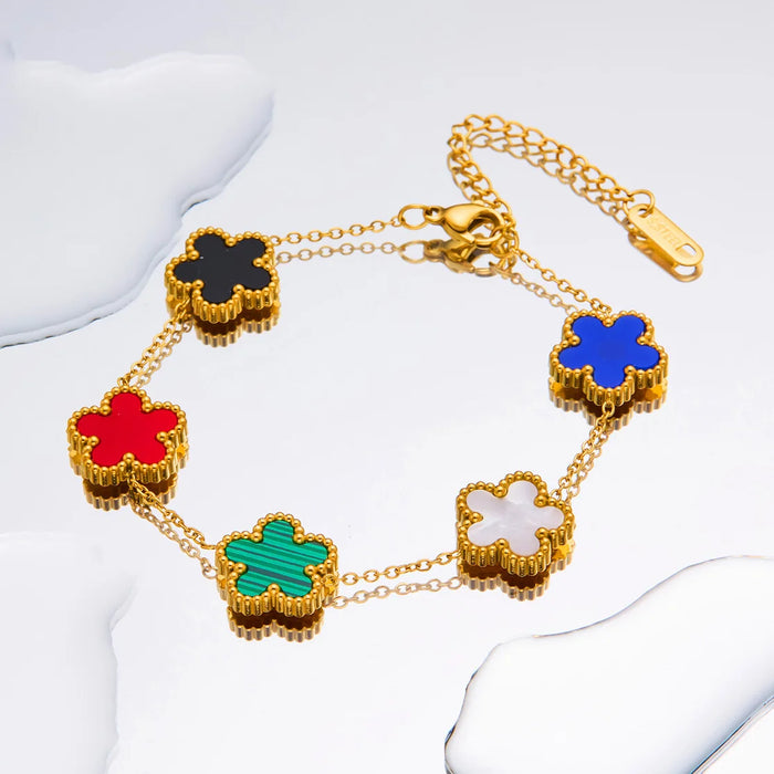 Goldenes Armband mit bunten Kleeblatt-Anhängern