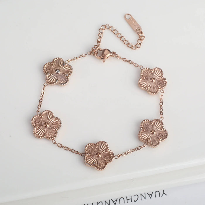 Goldenes Armband mit bunten Kleeblatt-Anhängern