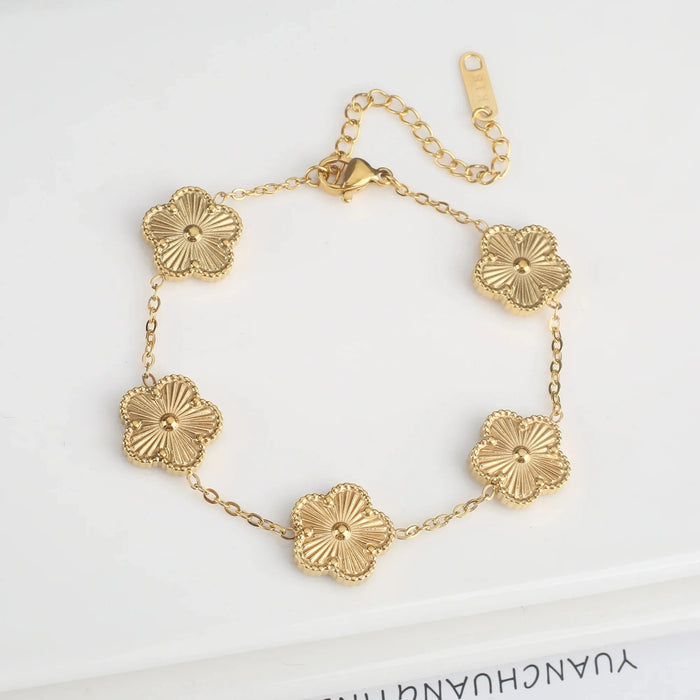 Goldenes Armband mit bunten Kleeblatt-Anhängern