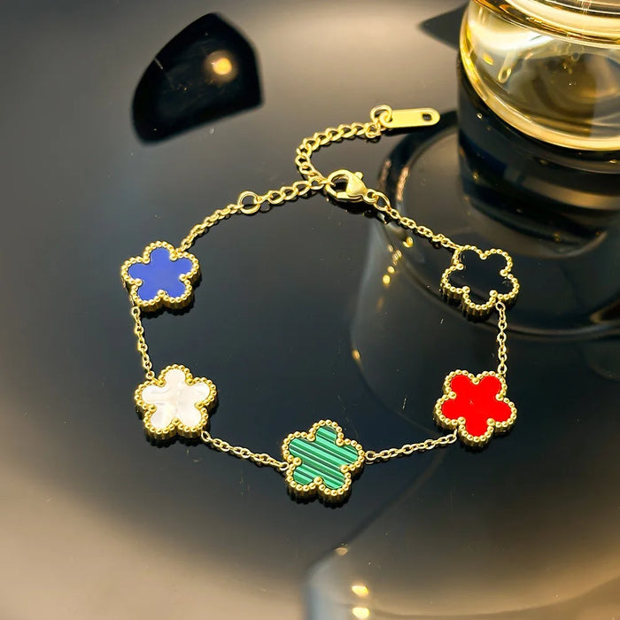 Goldenes Armband mit bunten Kleeblatt-Anhängern
