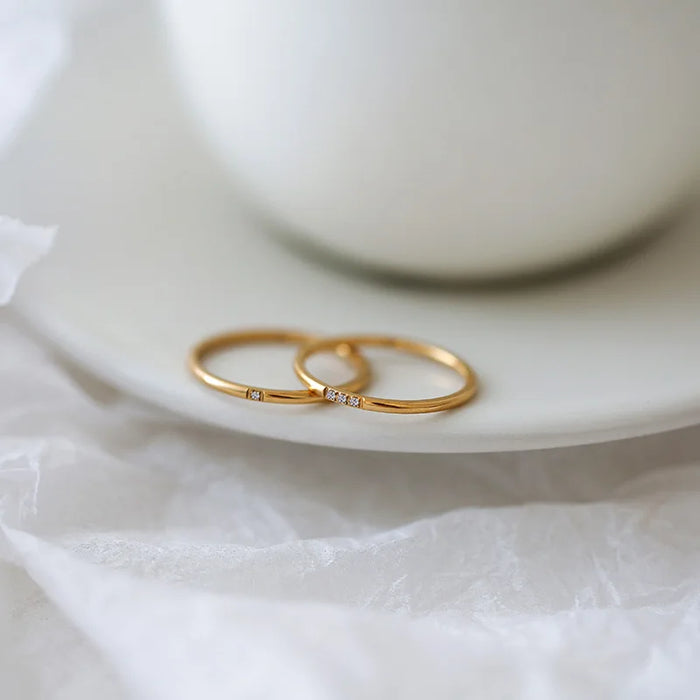 Minimalistischer Goldring mit zarten Diamanten