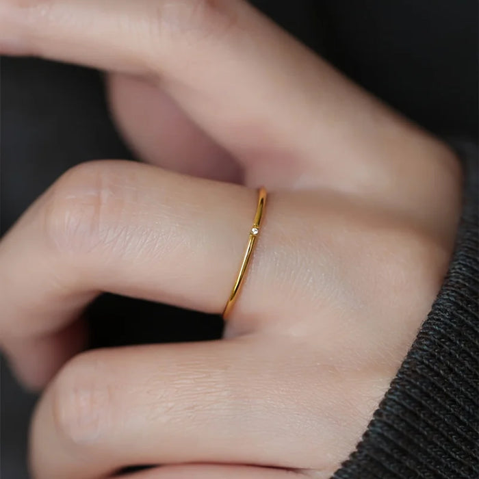Minimalistischer Goldring mit zarten Diamanten