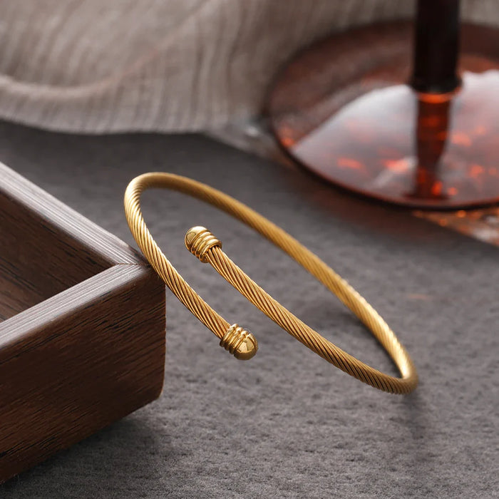 Elegantes gedrehtes Armreif-Armband in Gold